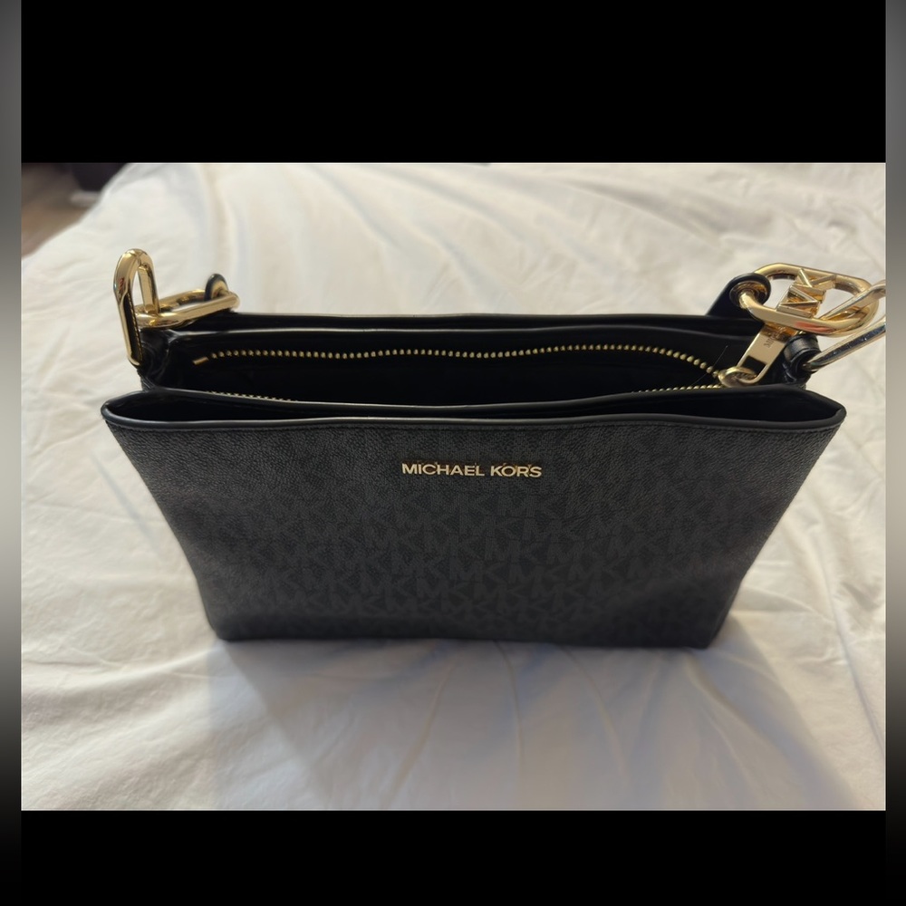 LIKE NEW Michael Kors Cross Body Purse - Picture 2 of 5